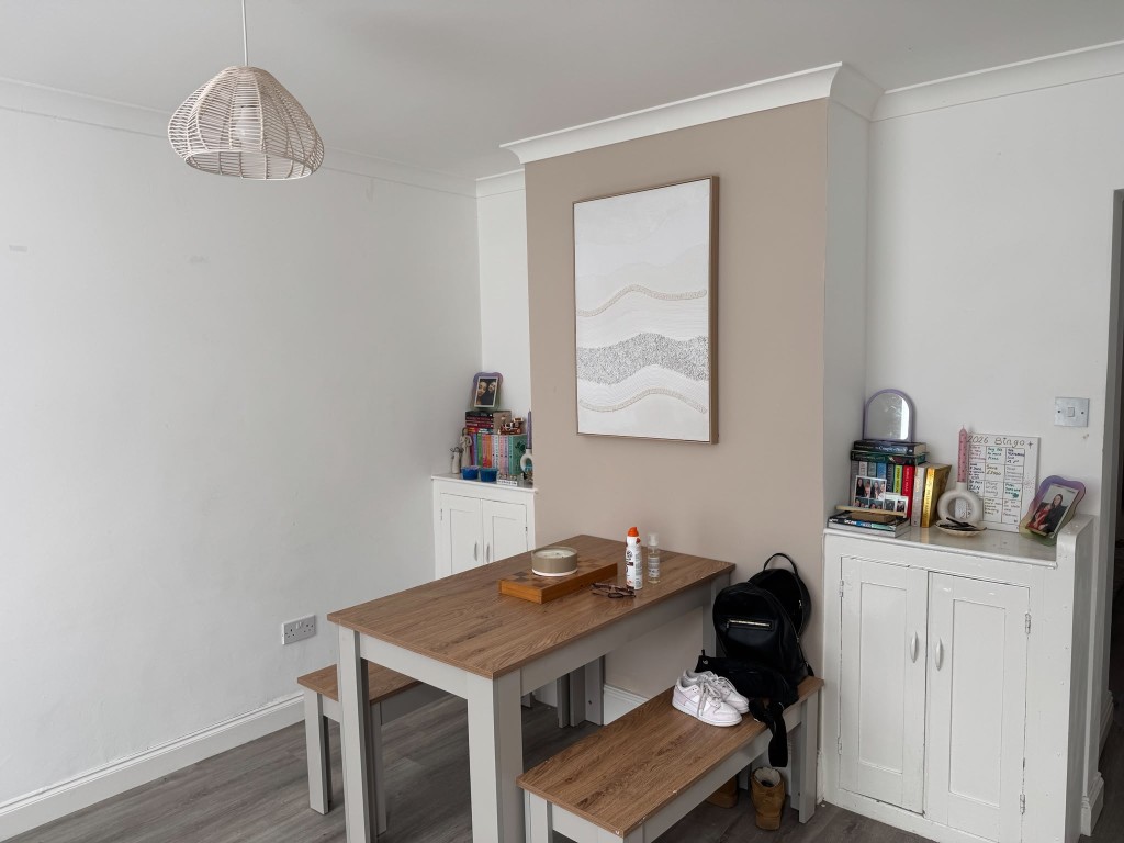 Lot: 149 - TWO-BEDROOM MID-TERRACE HOUSE FOR INVESTMENT - Alternative view of front room